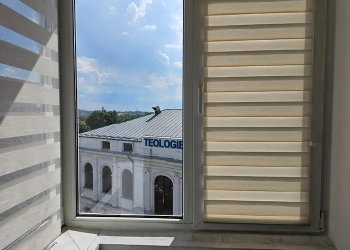 Private At Ceausescu's Place In Old Unirii Square * Bucharest