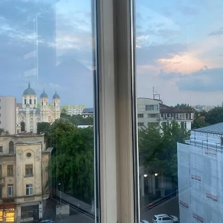 Private At Ceausescu's Place In Old Unirii Square * ブカレスト