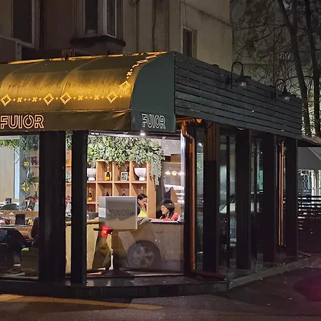 ベッド・アンド・ブレックファスト Private At Ceausescu's Place In Old Unirii Square *