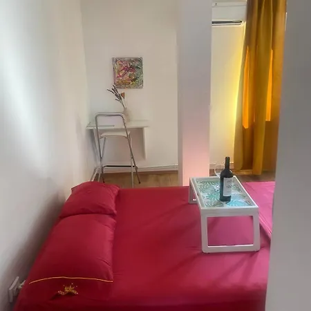 Private At Ceausescu's Place In Old Unirii Square * بوخارست