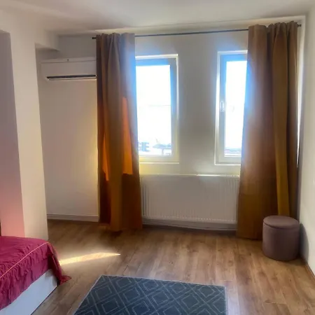 Private At Ceausescu's Place In Old Unirii Square Bükreş