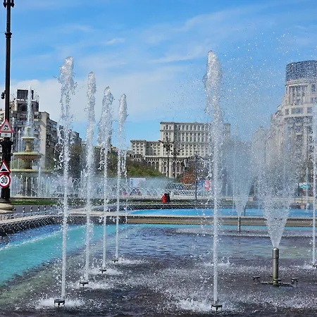 Private At Ceausescu's Place In Old Unirii Square بوخارست