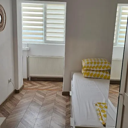 Private At Ceausescu's Place In Old Unirii Square Bükreş