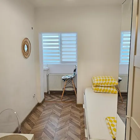 Oda ve Kahvaltı Private At Ceausescu's Place In Old Unirii Square