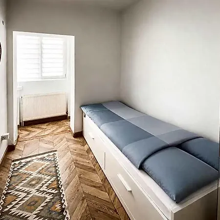 Private At Ceausescu's Place In Old Unirii Square
