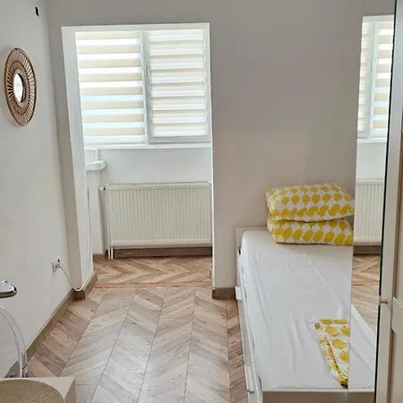 Bed & Breakfast Private At Ceausescu's Place In Old Unirii Square Bukarest